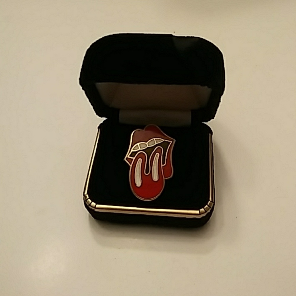 Rolling stones tongue pin